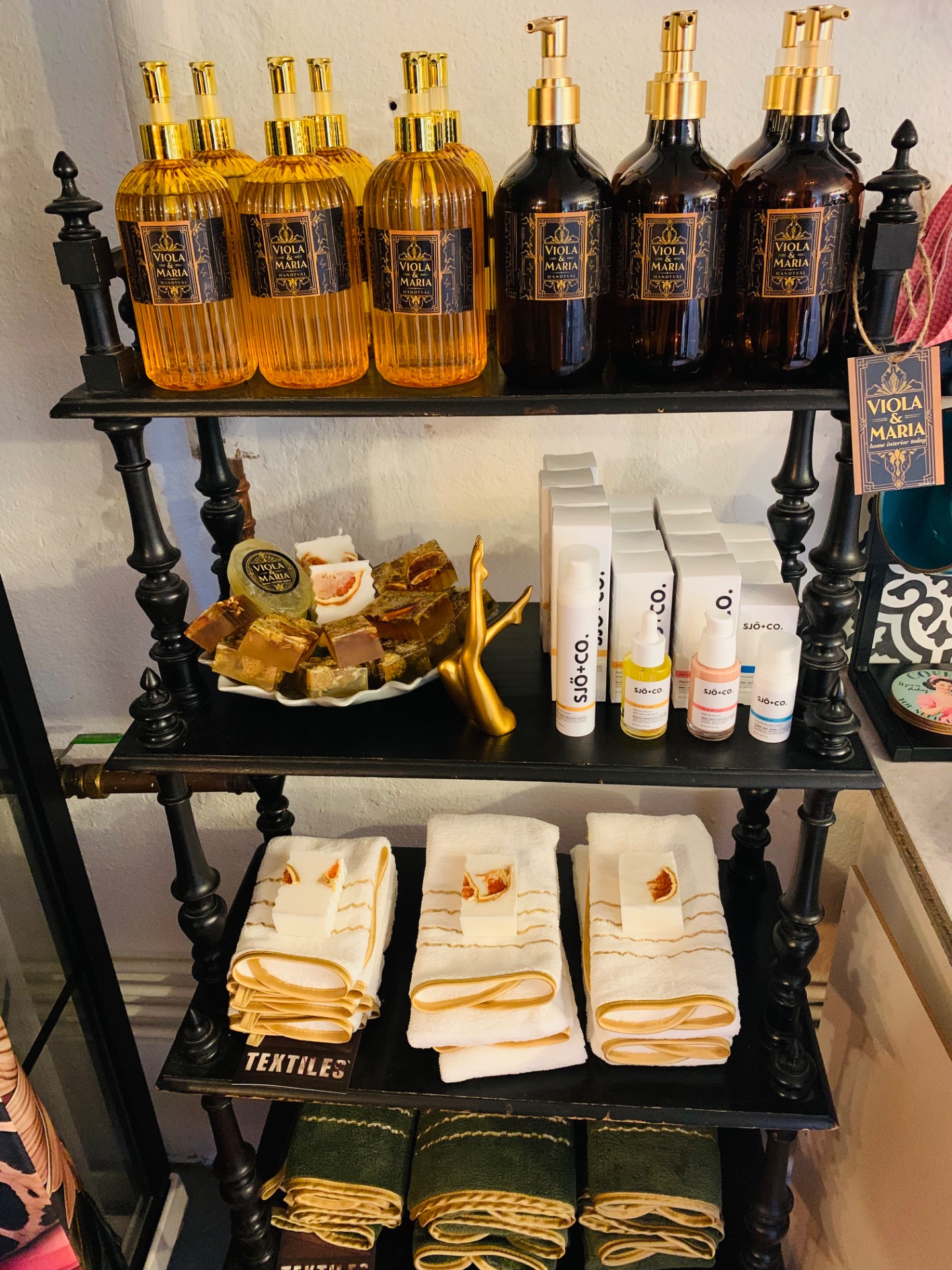 Naturlig hudvård 🌿 Egen gjord handtvål i dofterna Neroli, Viol och Syren. Hudbårdsserien Sjö+co finns i butik .